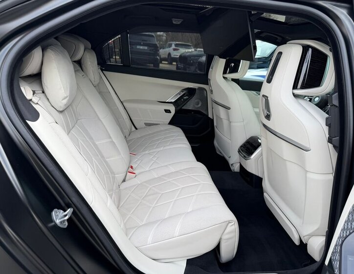 BMW Řada 7 Sedan / Limuzína 3,0 l 360 kw