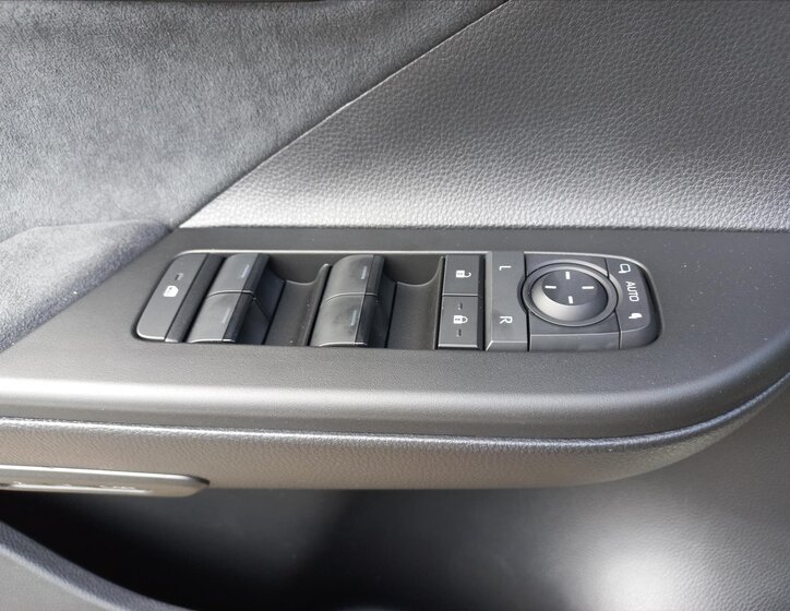 Toyota C-HR CUV / Crossover 1,8 l 72 kw