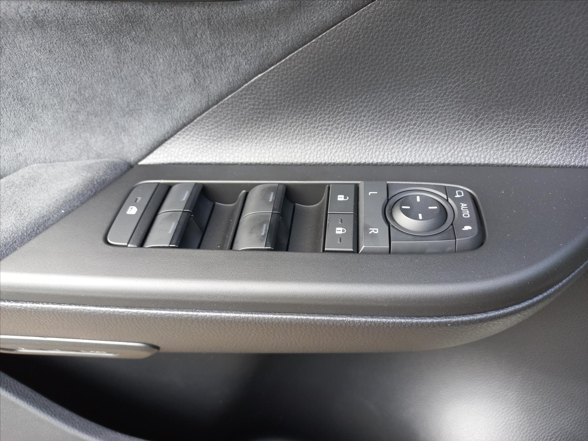 Toyota C-HR CUV / Crossover 1,8 l 72 kw