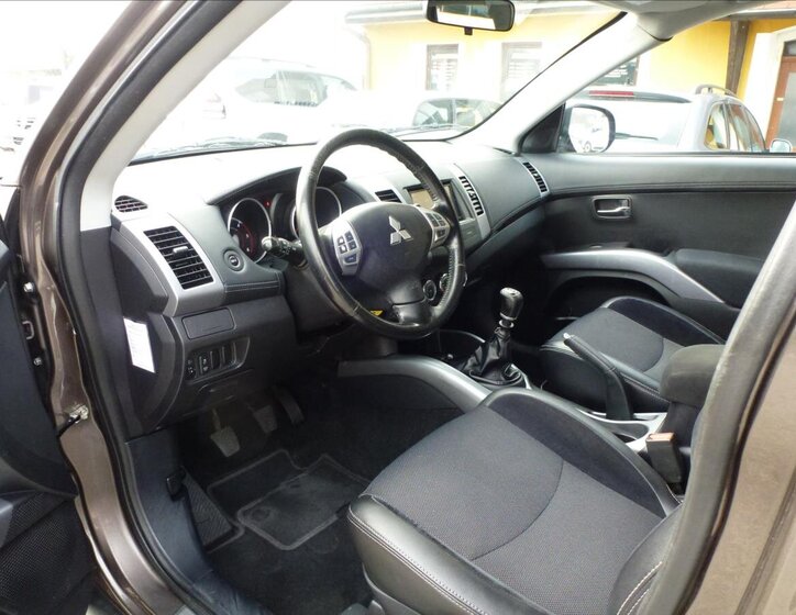 Mitsubishi Outlander 16