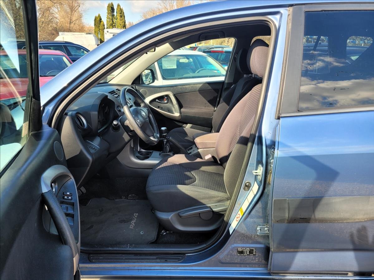 Toyota RAV4 SUV / Terénní 2,2 l 100 kw