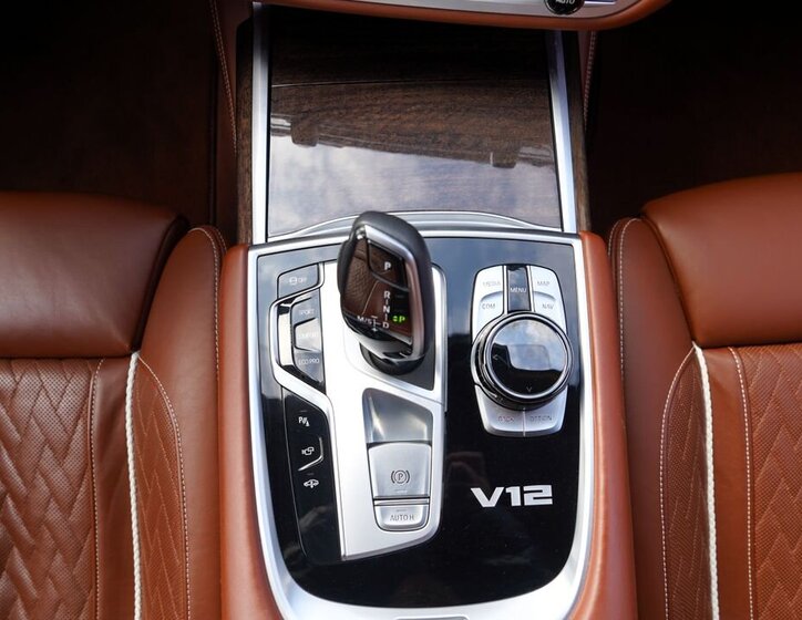 BMW Řada 7 Sedan / Limuzína 6,6 l 430 kw