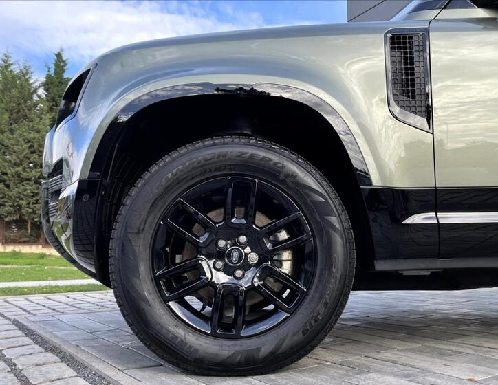 Land Rover Defender 3