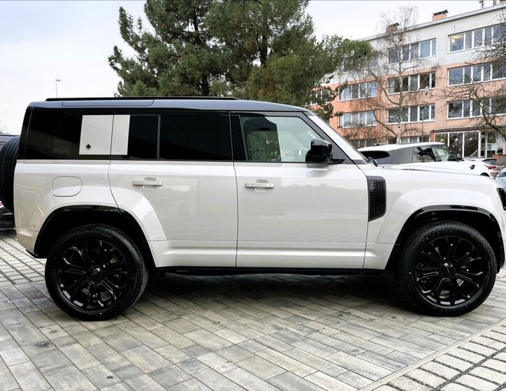 Land Rover Defender SUV / Terénní 4,4 l 467 kw