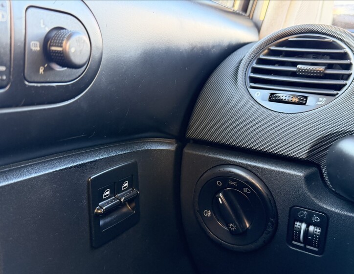 Volkswagen New Beetle 12