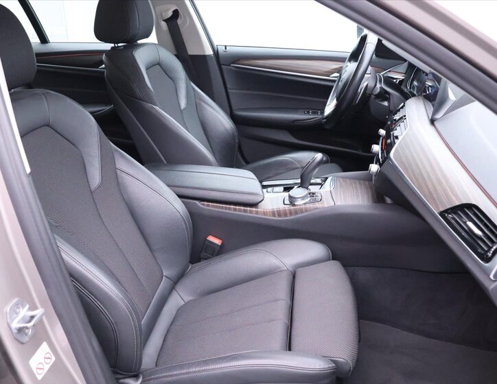 BMW Řada 5 Sedan / Limuzína 2,0 l 140 kw