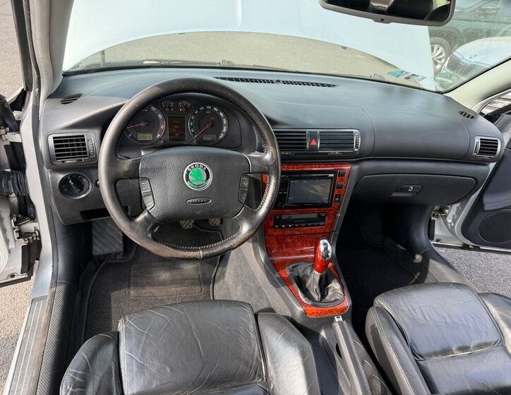 Škoda Superb Sedan / Limuzína 2,8 l 142 kw