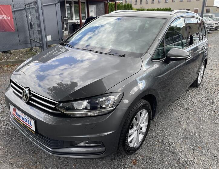 Volkswagen Touran 1