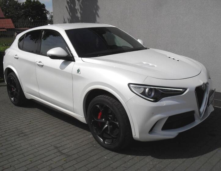 Alfa Romeo Stelvio 7