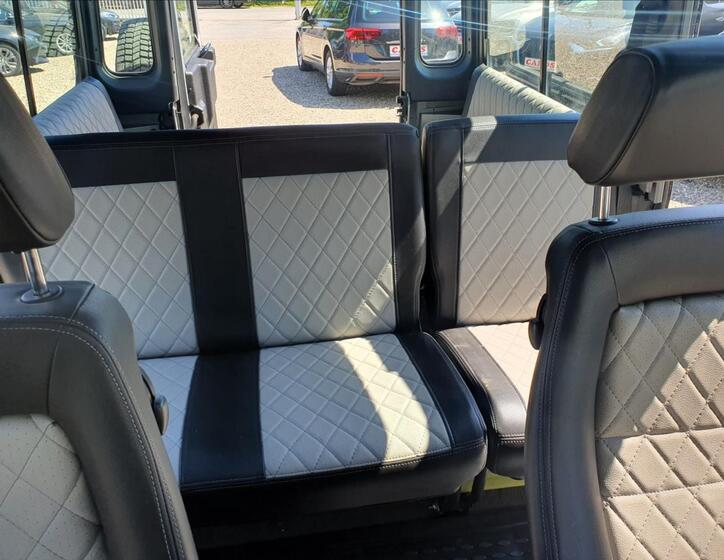 Land Rover Defender 28