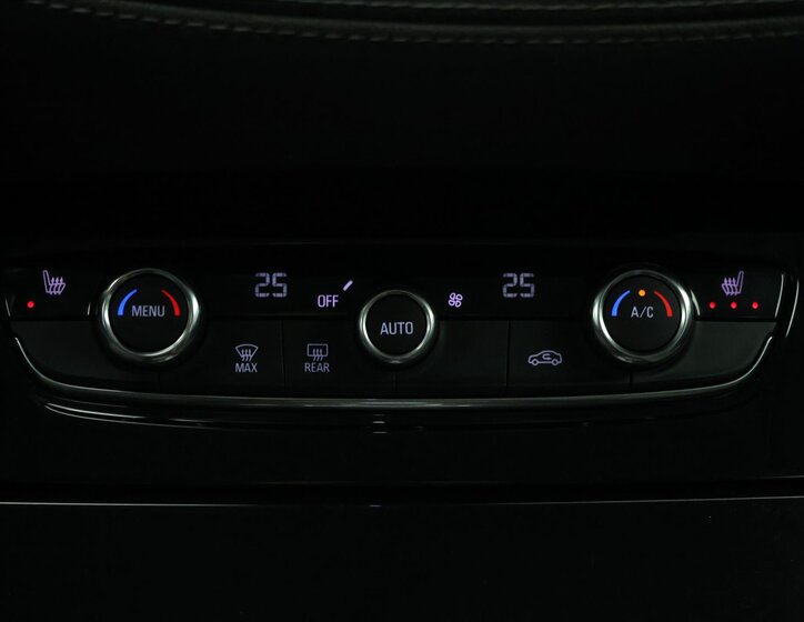 Opel Grandland X SUV / Terénní 1,6 l 147 kw