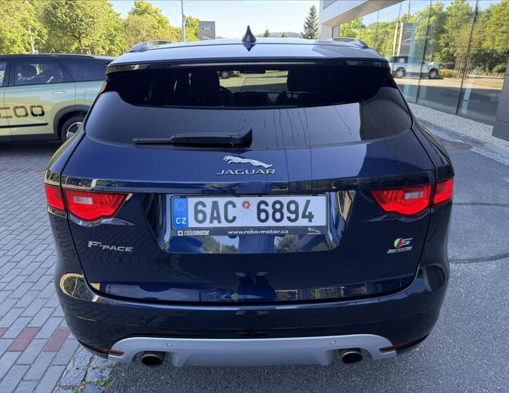 Jaguar F-Pace 8