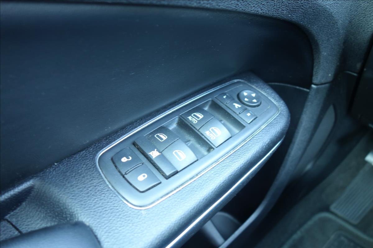 Lancia Thema Sedan / Limuzína 3,0 l 140 kw