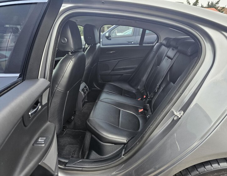 Jaguar XE 49