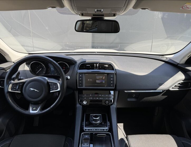 Jaguar F-Pace SUV / Terénní 2,0 l 132 kw