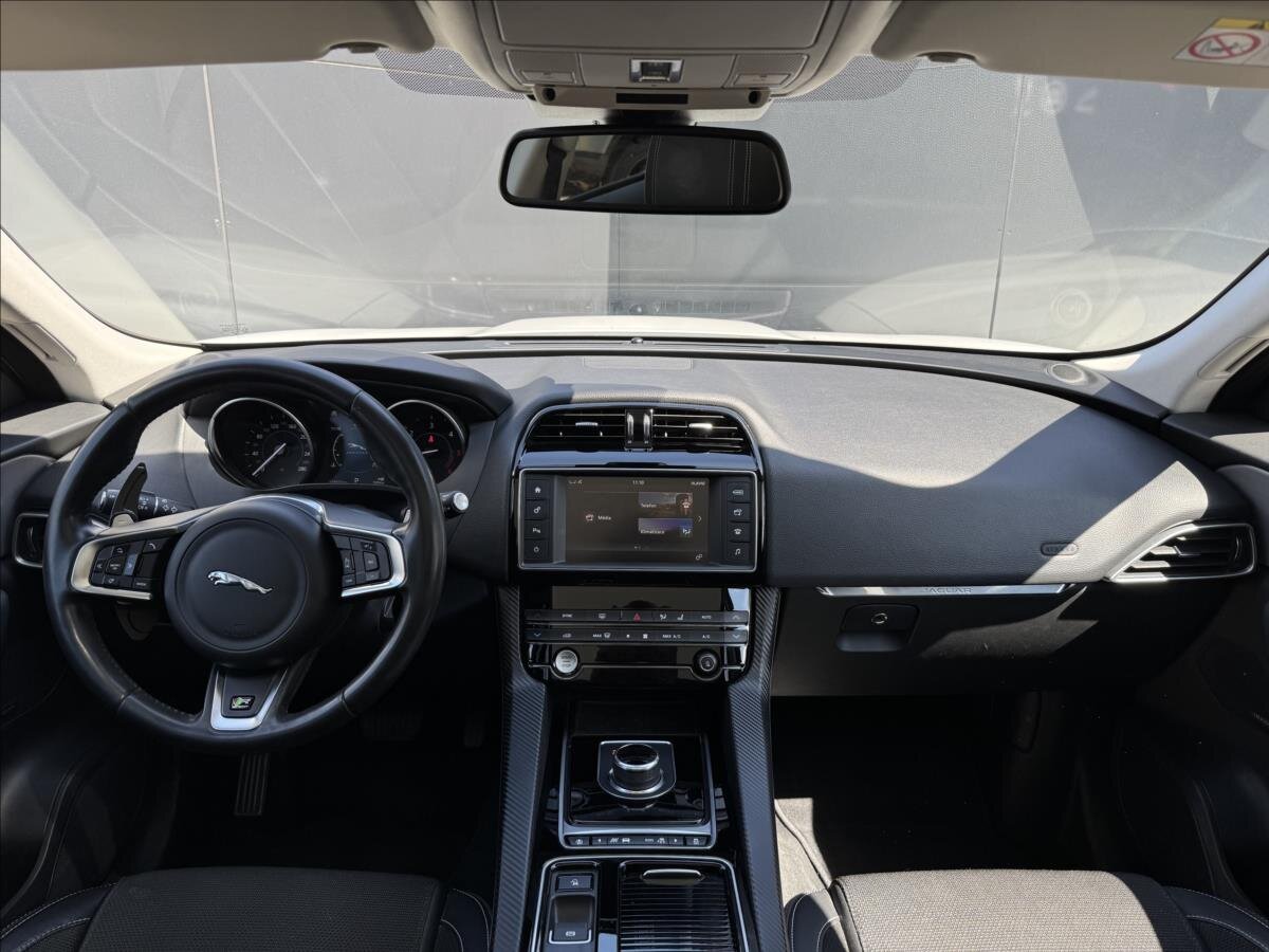 Jaguar F-Pace SUV / Terénní 2,0 l 132 kw