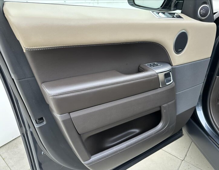 Land Rover Range Rover SUV 4,4 l 250 kw