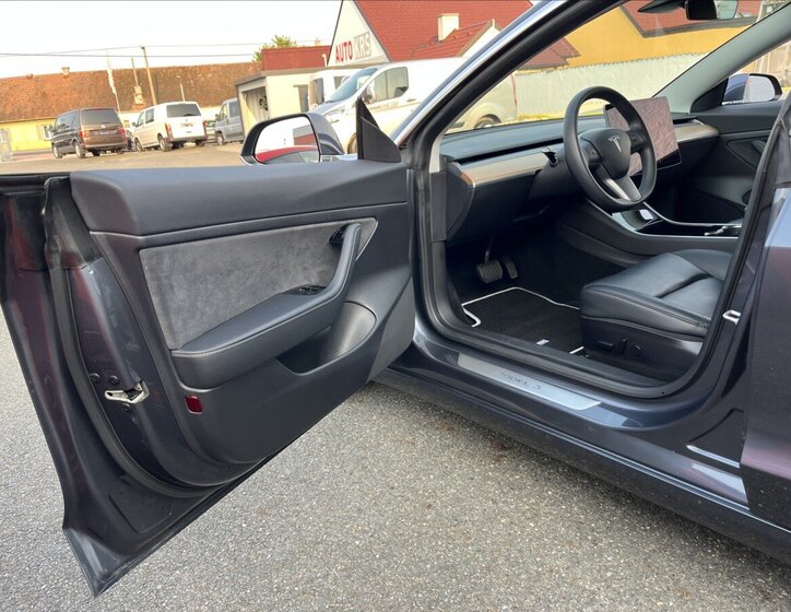 Tesla Model 3 Ostatní 0,0 239 kw