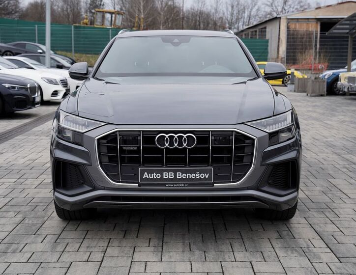 Audi Q8 1