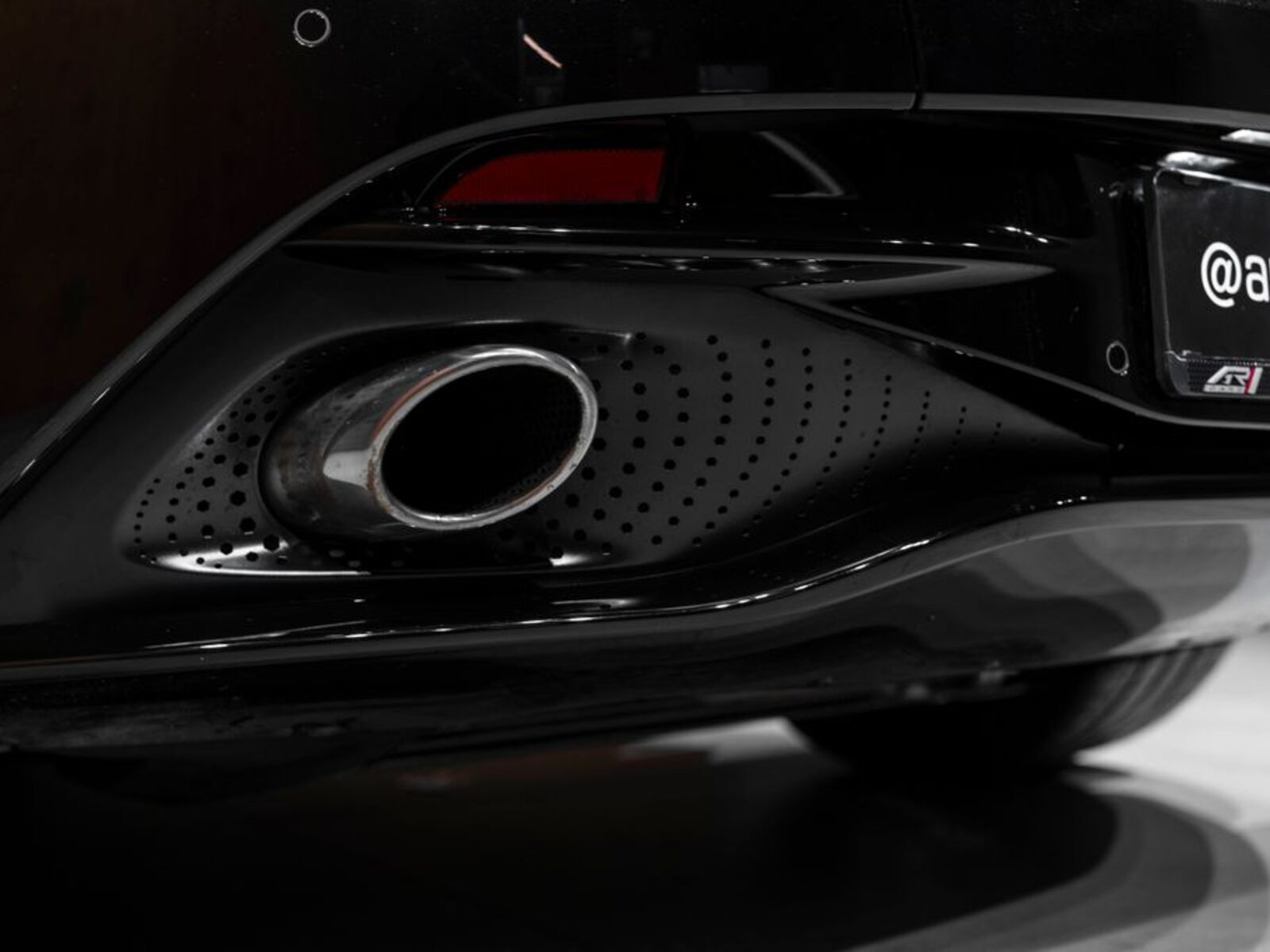 Aston Martin DB11 32