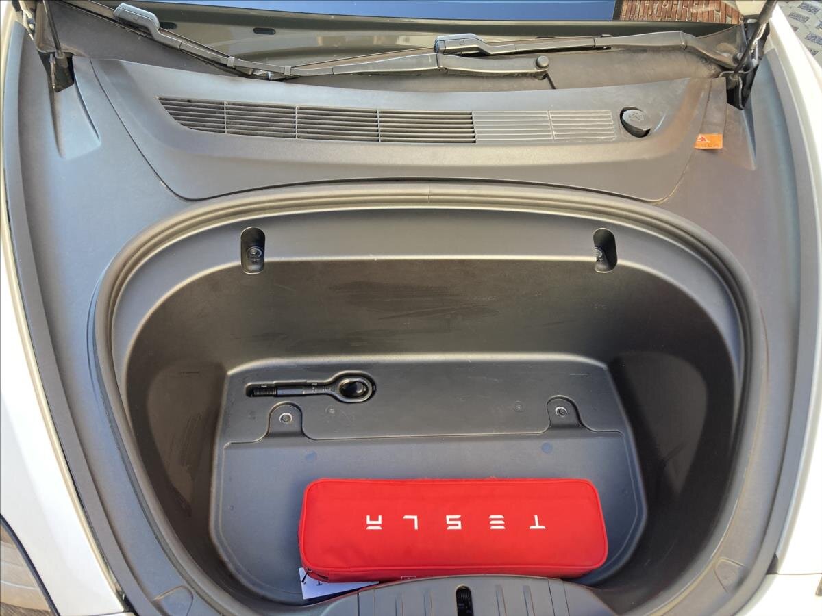 Tesla Model 3 Sedan 0,0 208 kw