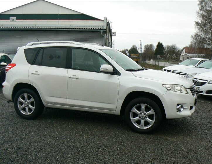 Toyota RAV4 SUV / Terénní 2,2 l 110 kw