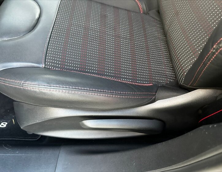 Peugeot 208 Hatchback 1,2 l 81 kw