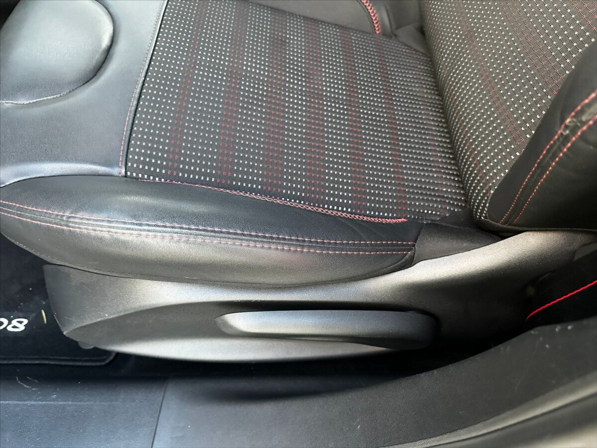 Peugeot 208 Hatchback 1,2 l 81 kw