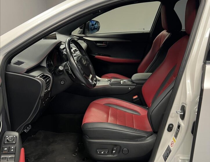 Lexus NX 300h SUV / Terénní 2,5 l 145 kw