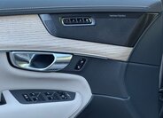 Volvo XC90 SUV / Terénní 2,0 l 335 kw