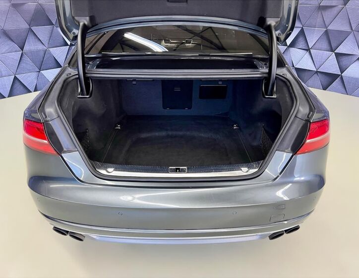 Audi S8 35