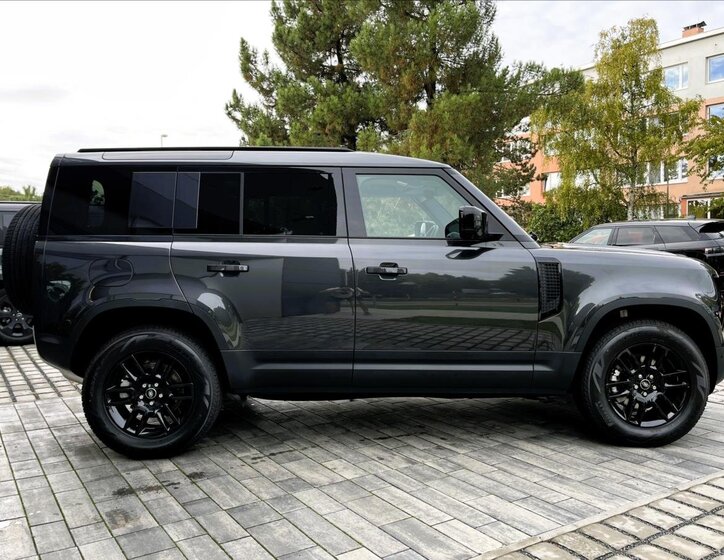 Land Rover Defender 10
