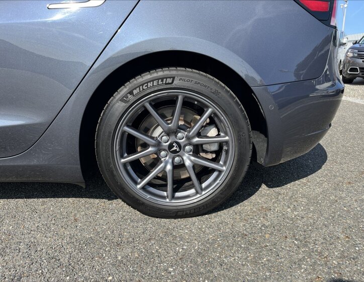 Tesla Model 3 Ostatní 0,0 239 kw