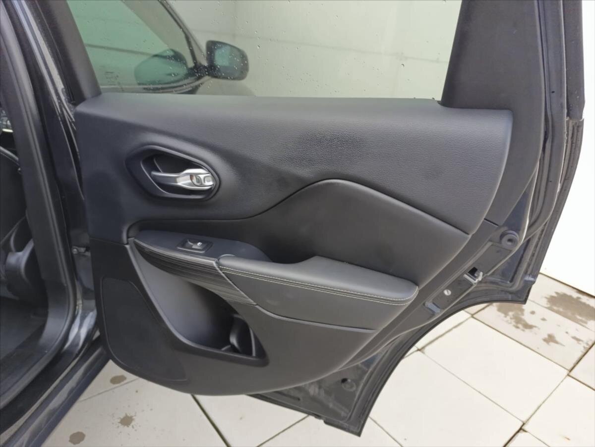 Jeep Cherokee SUV / Terénní 3,2 l 200 kw