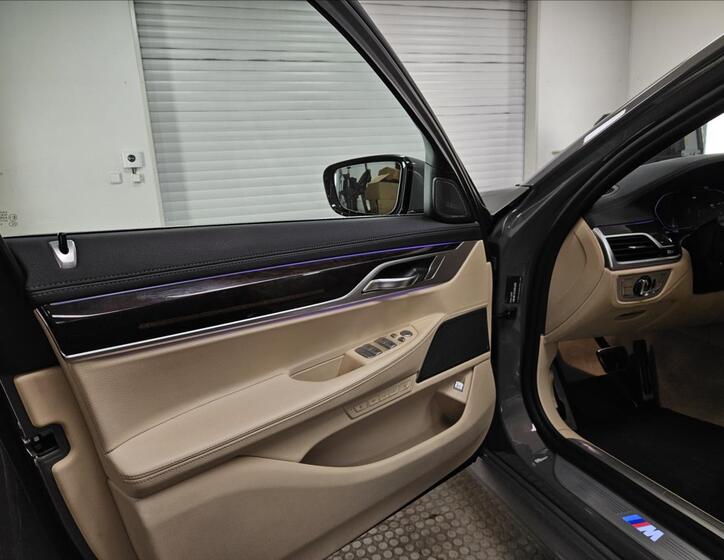 BMW Řada 7 8