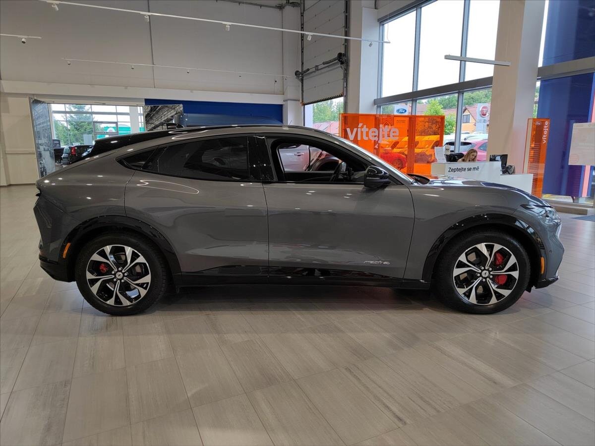 Ford Mustang Mach-E SUV 0,0 198 kw