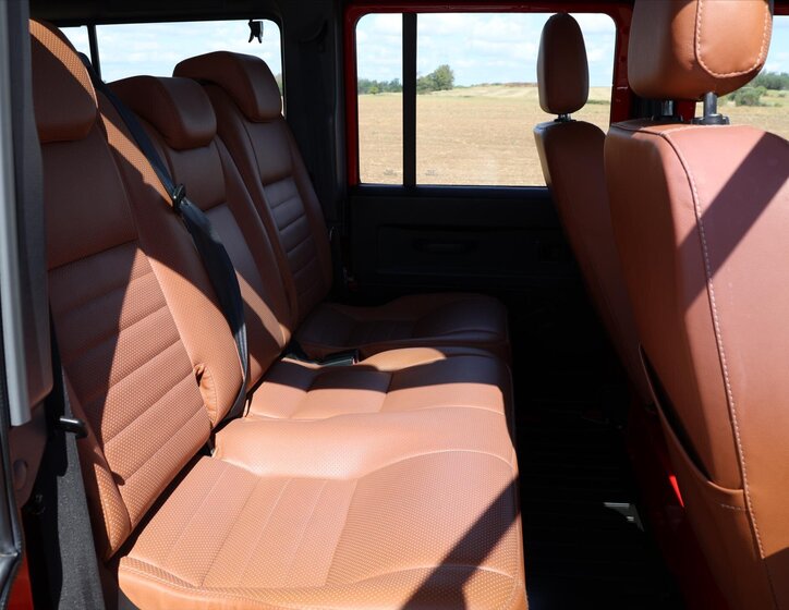 Land Rover Defender 15