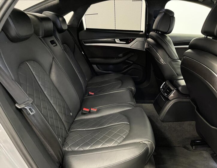 Audi S8 Sedan 4,0 l 445 kw