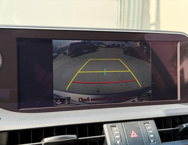 Lexus ES 300h Sedan / Limuzína 2,5 l 131 kw