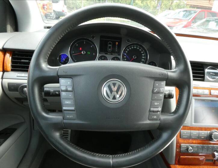 Volkswagen Phaeton 29