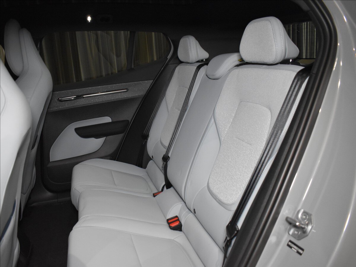 Volvo EX30 SUV / Terénní 0,0 315 kw