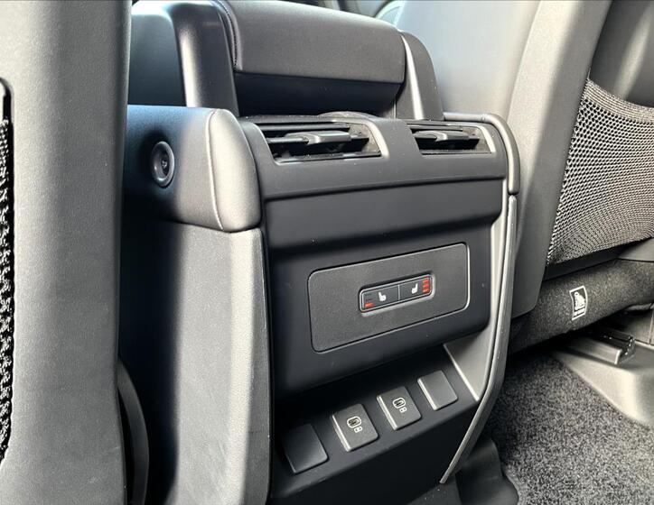 Land Rover Defender 33