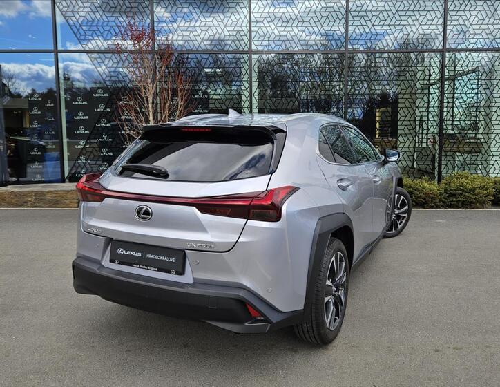 Lexus UX 250h 9