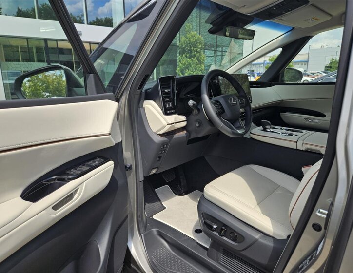 Lexus LM 350h VAN / Minibus 2,5 l 140 kw