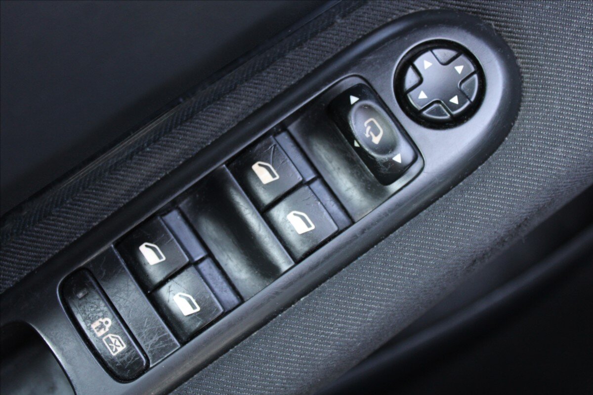 Peugeot 3008 MPV 1,6 l 80 kw