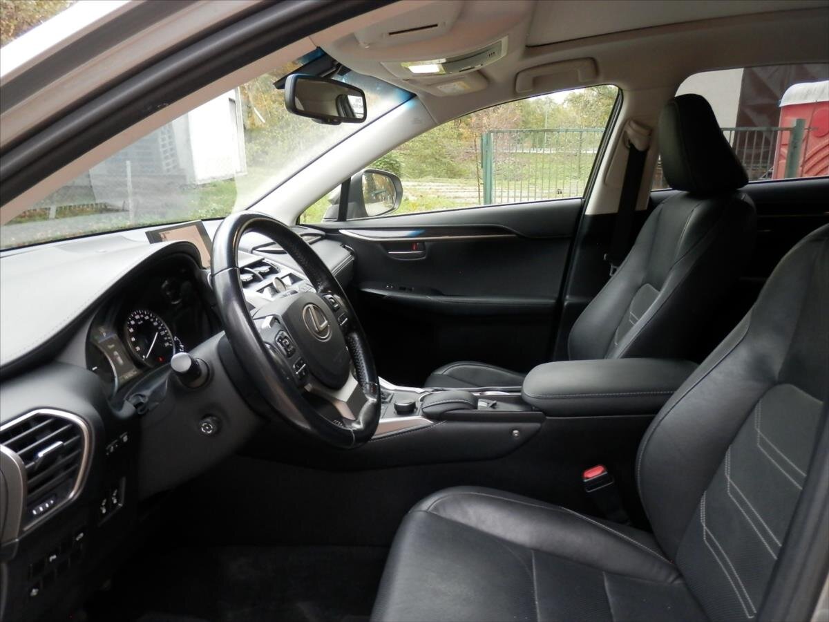 Lexus NX 300h SUV / Terénní 2,5 l 114 kw