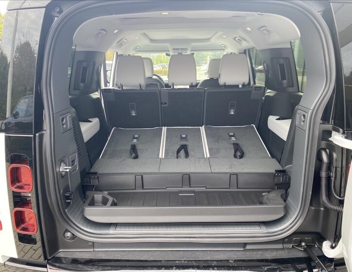 Land Rover Defender 18