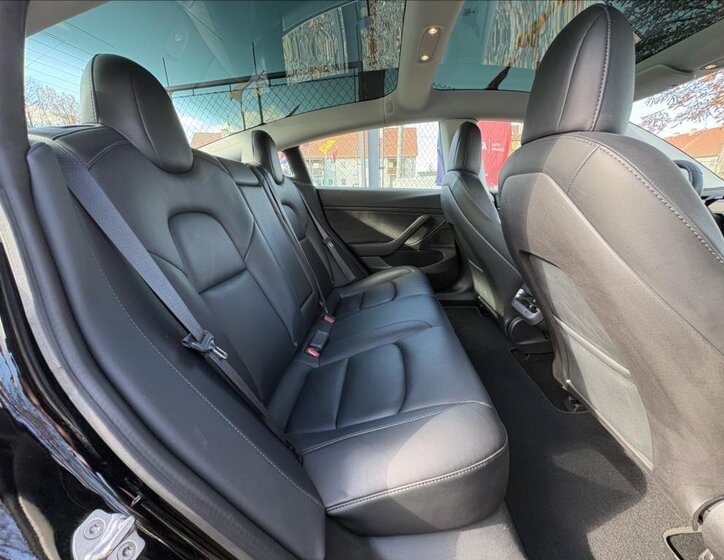 Tesla Model 3 Sedan 0,0 239 kw