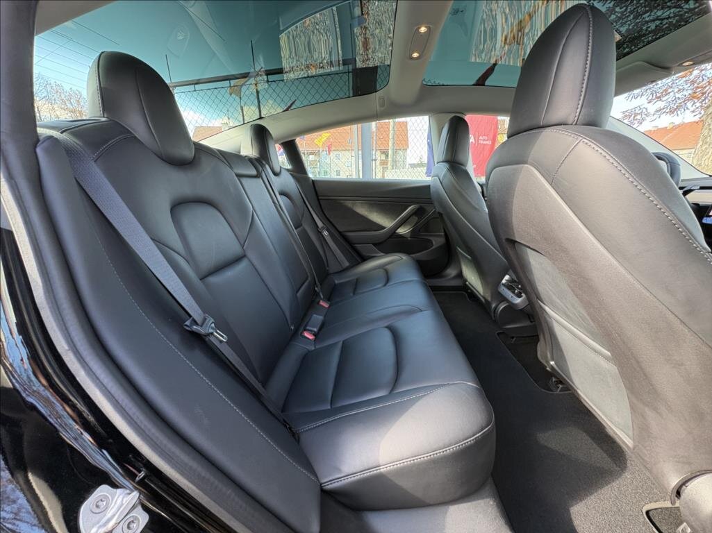 Tesla Model 3 Sedan 0,0 239 kw