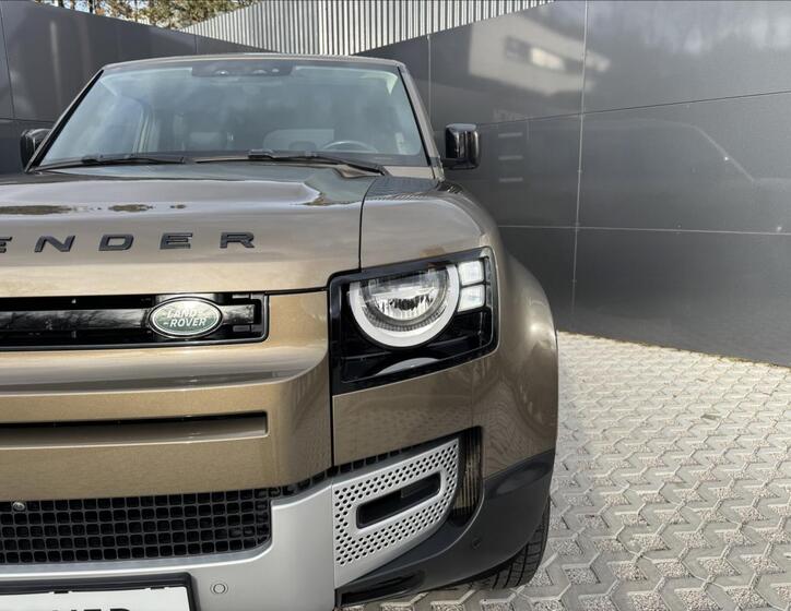 Land Rover Defender 24